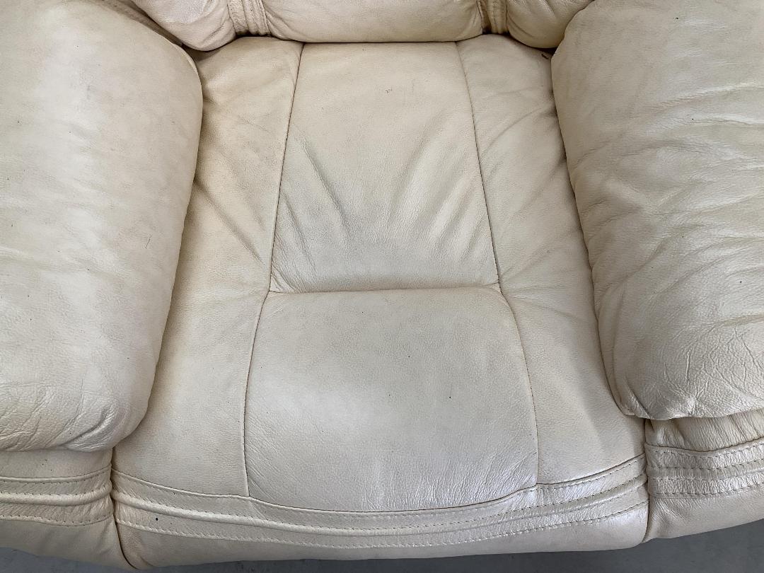 Photo '6' of Leather-Like Off-White/Has Gone a Very Light Yellow Colour Arm Chair