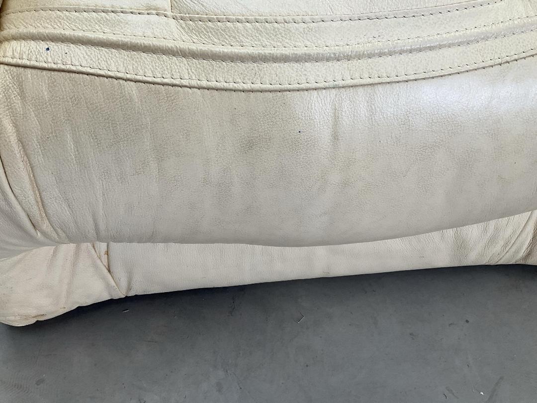 Photo '9' of Leather-Like Off-White/Has Gone a Very Light Yellow Colour Arm Chair