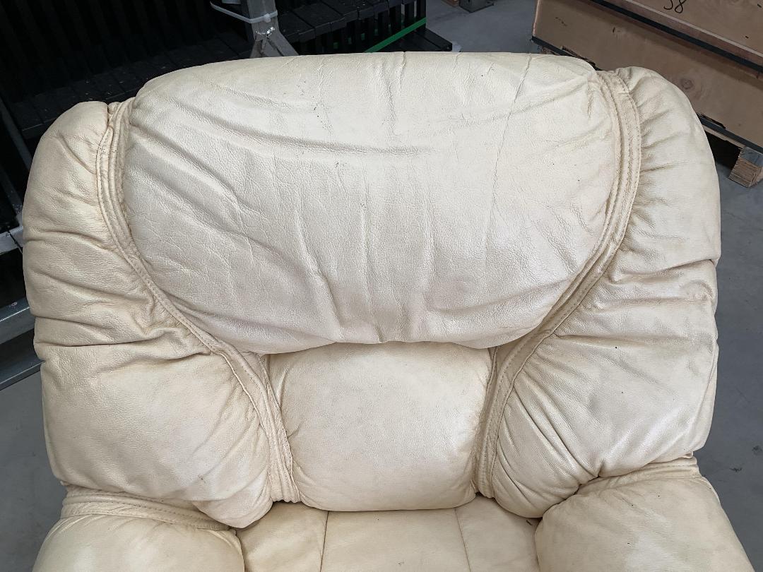 Photo '11' of Leather-Like Off-White/Has Gone a Very Light Yellow Colour Arm Chair