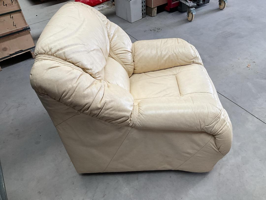 Photo '15' of Leather-Like Off-White/Has Gone a Very Light Yellow Colour Arm Chair