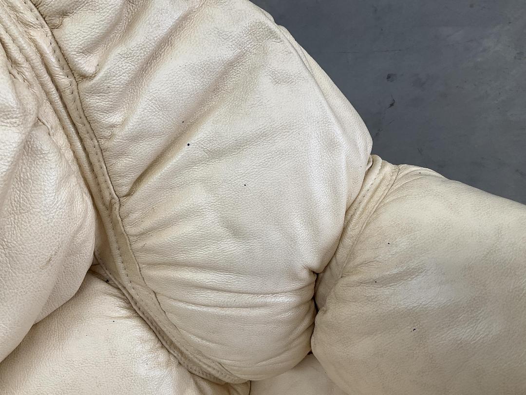 Photo '14' of Leather-Like Off-White/Has Gone a Very Light Yellow Colour Arm Chair