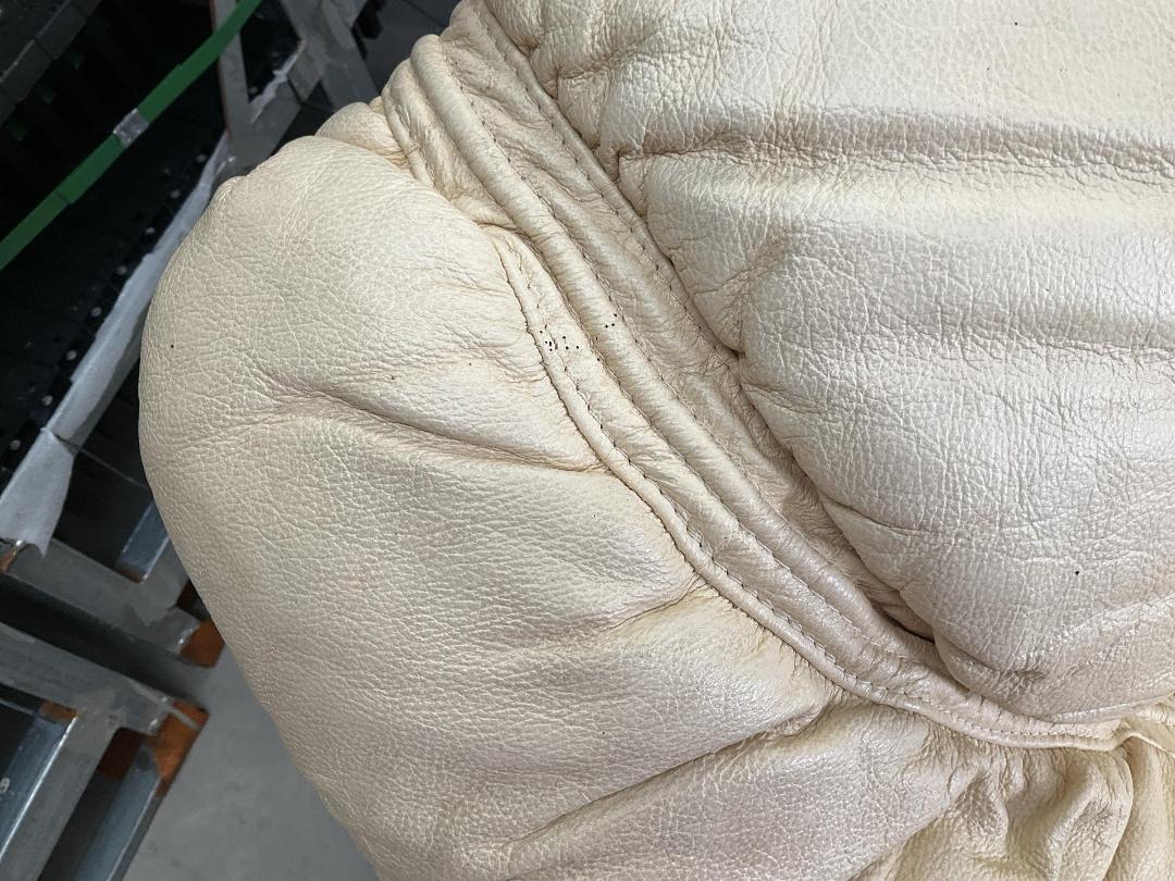 Photo '13' of Leather-Like Off-White/Has Gone a Very Light Yellow Colour Arm Chair