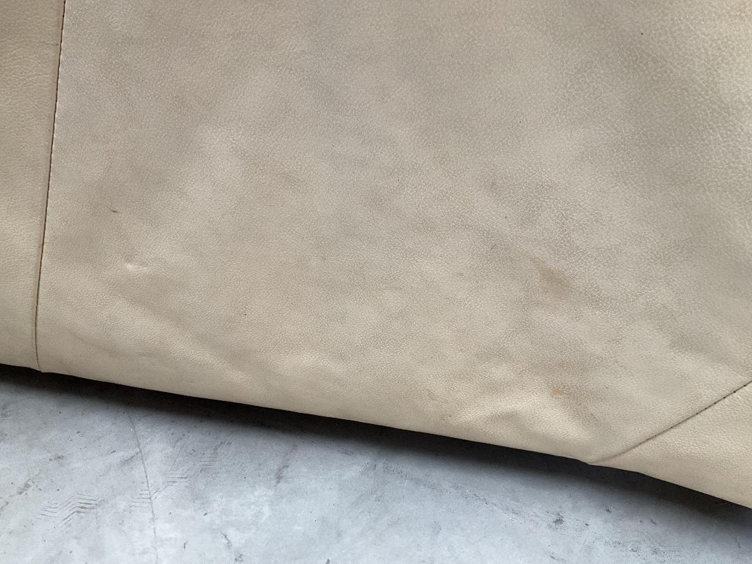 Photo '16' of Leather-Like Off-White/Has Gone a Very Light Yellow Colour Arm Chair