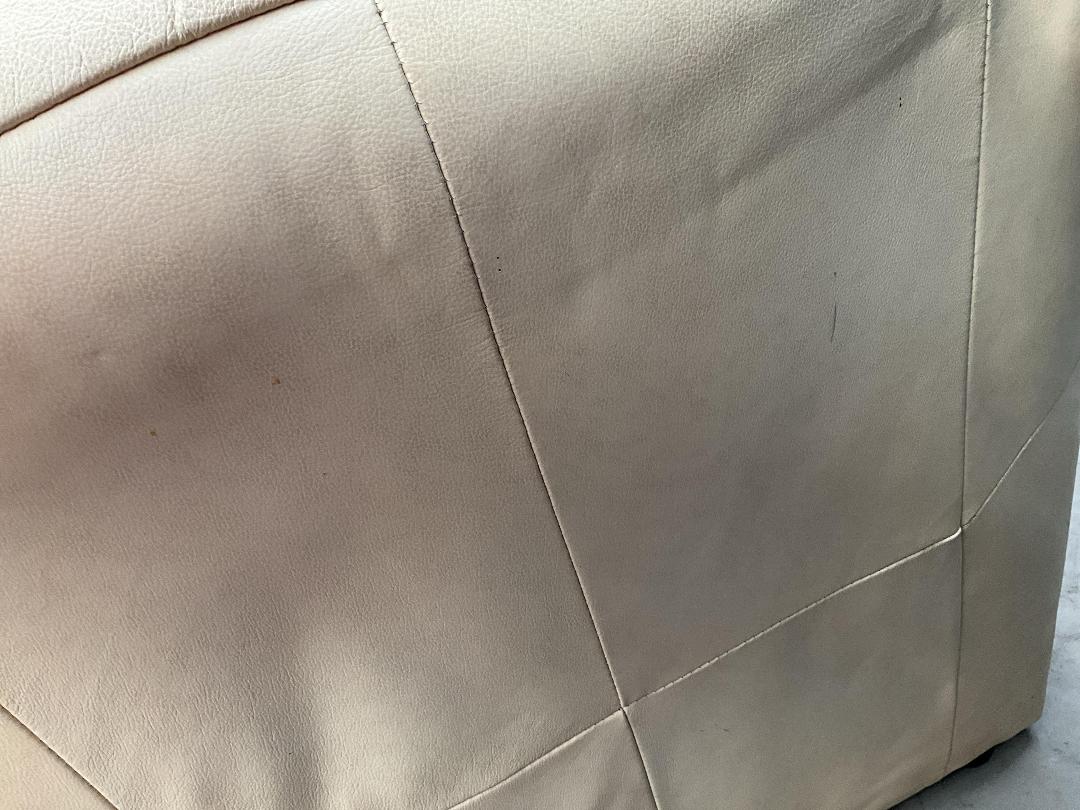 Photo '18' of Leather-Like Off-White/Has Gone a Very Light Yellow Colour Arm Chair