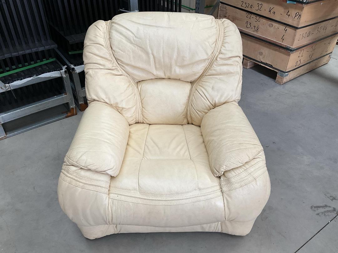 Photo '21' of Leather-Like Off-White/Has Gone a Very Light Yellow Colour Arm Chair