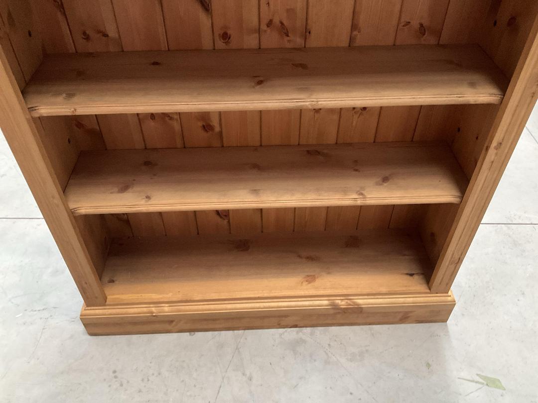 Photo '5' of Wooden-Like Shelf/Bookshelf