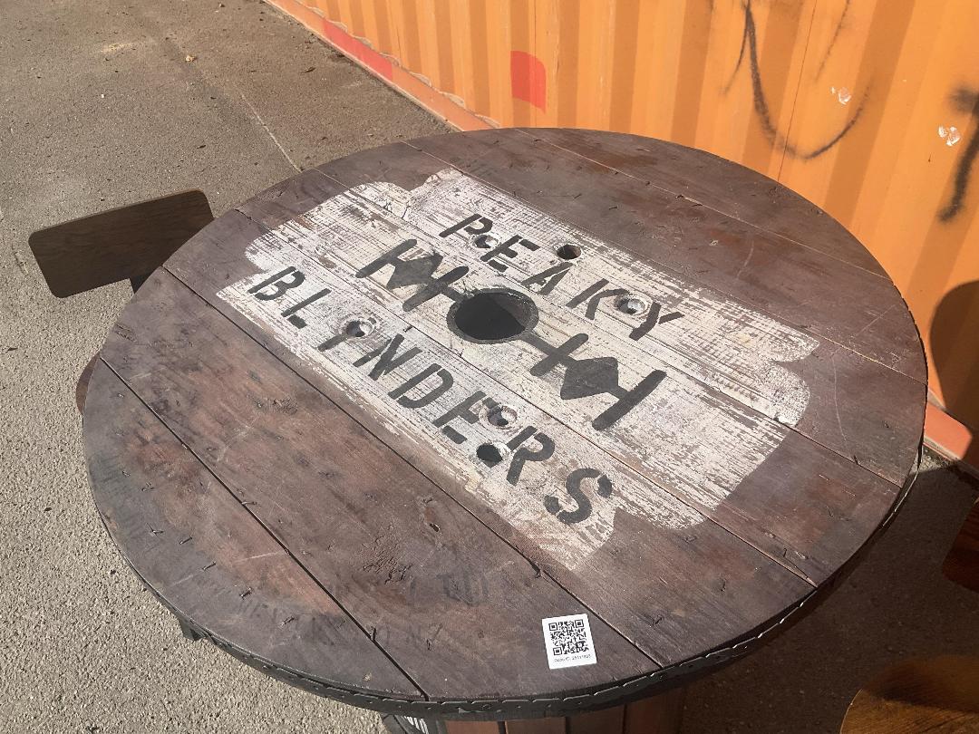 Photo '3' of Bar leaner + Stools