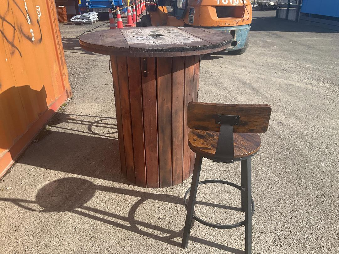 Photo '6' of Bar leaner + Stools