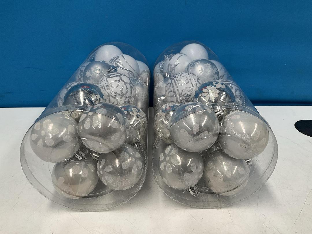 Photo '4' of Christmas Baubles - White & Silvers - 2 Tubes *NEW* Photo '4' of Christmas Baubles - White & Silvers - 2 Tubes *NEW*