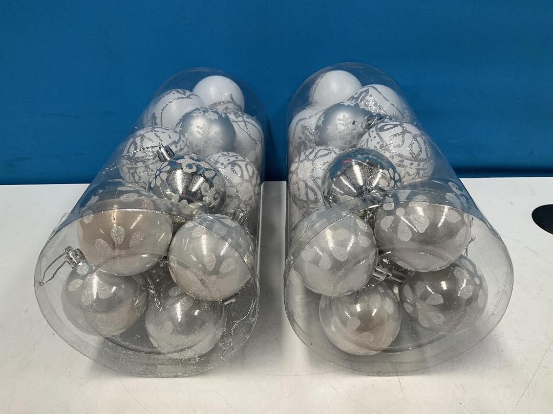 Photo '5' of Christmas Baubles - White & Silvers - 2 Tubes *NEW* Photo '5' of Christmas Baubles - White & Silvers - 2 Tubes *NEW*
