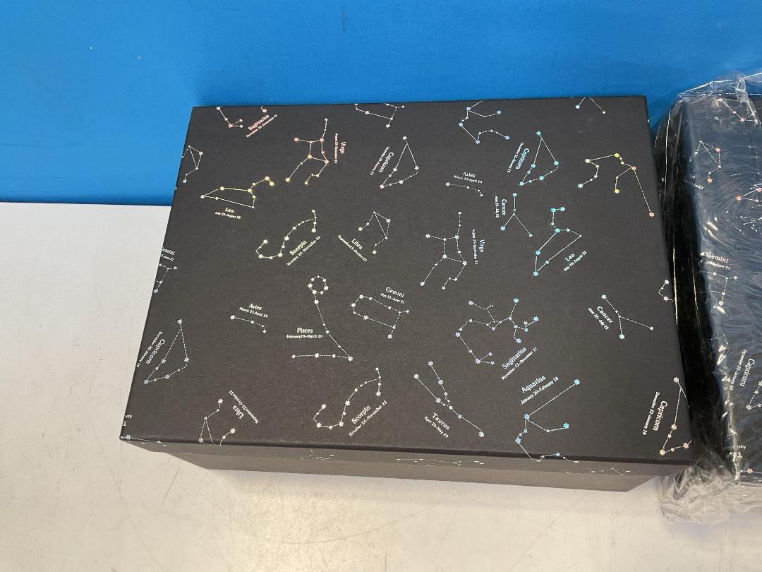 Photo '2' of High Quality Gift Box - Black w/ Pattern (2pce) - 33 x 25 x 14cm Photo '2' of High Quality Gift Box - Black w/ Pattern (2pce) - 33 x 25 x 14cm