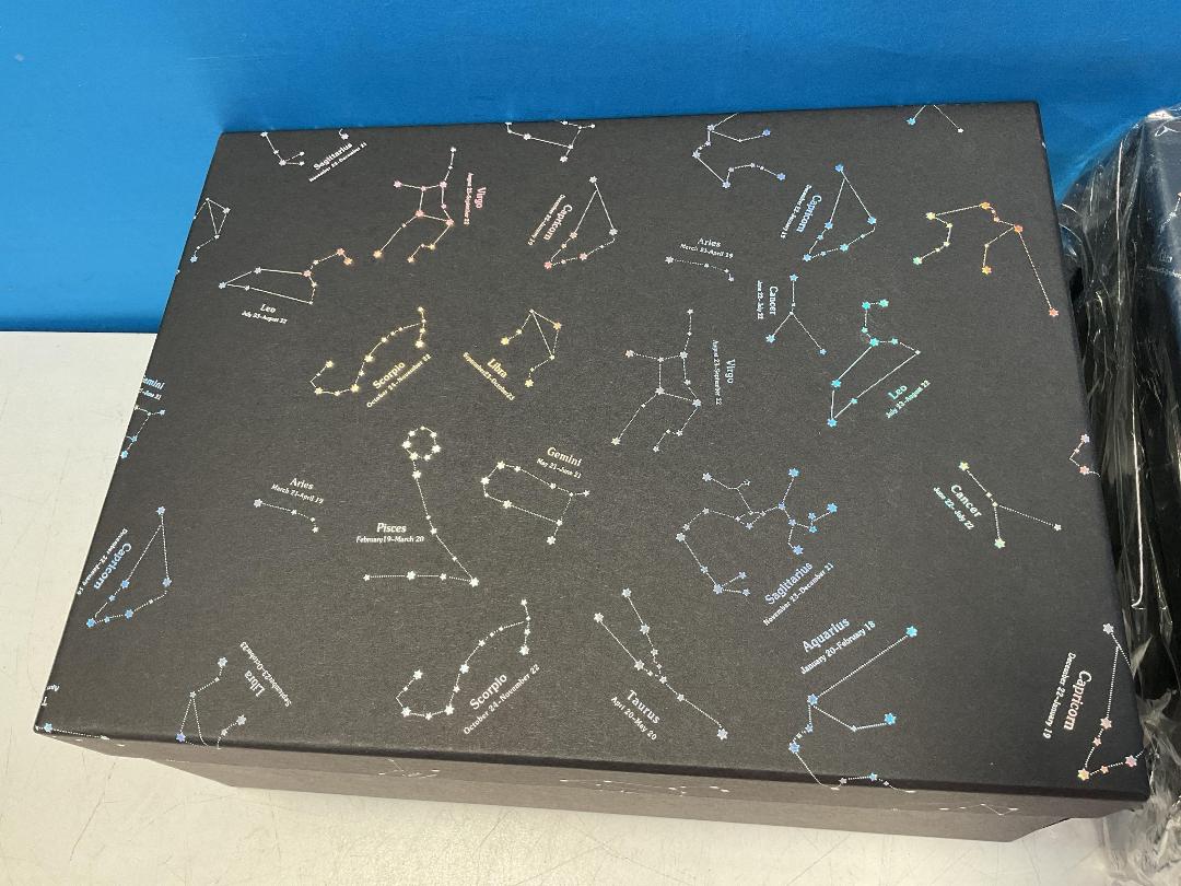 Photo '2' of High Quality Gift Box - Black w/ Pattern (2pce) - 33 x 25 x 14cm Photo '2' of High Quality Gift Box - Black w/ Pattern (2pce) - 33 x 25 x 14cm