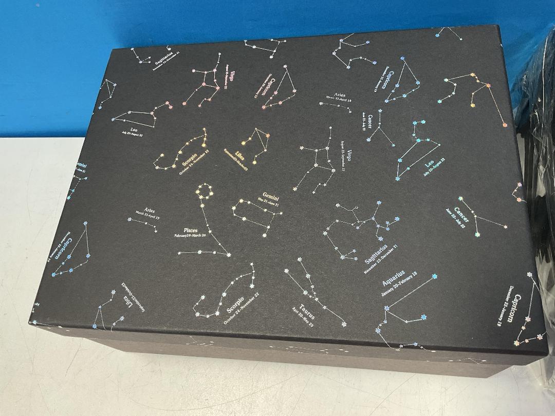 Photo '2' of High Quality Gift Box - Black w/ Pattern (2pce) - 33 x 25 x 14cm Photo '2' of High Quality Gift Box - Black w/ Pattern (2pce) - 33 x 25 x 14cm