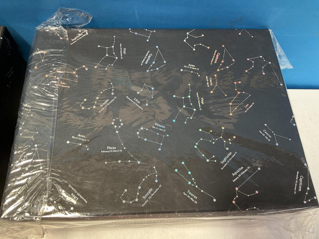 Photo '3' of High Quality Gift Box - Black w/ Pattern (2pce) - 33 x 25 x 14cm Photo '3' of High Quality Gift Box - Black w/ Pattern (2pce) - 33 x 25 x 14cm