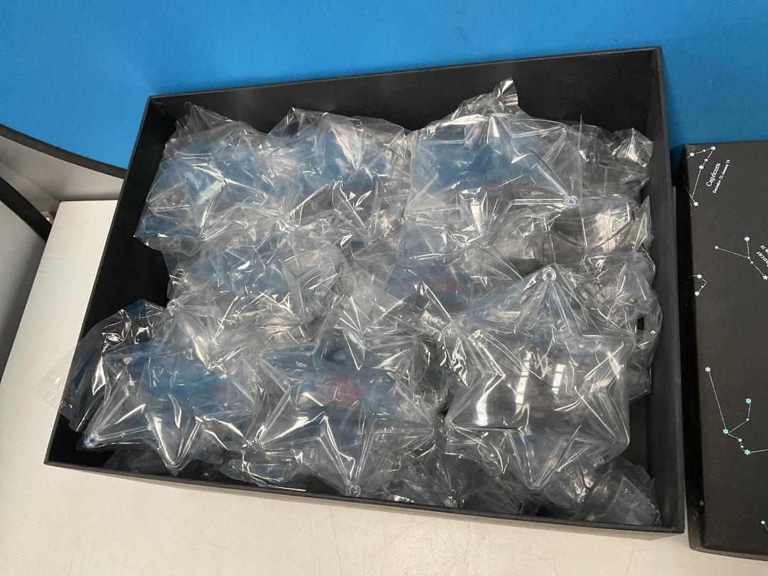 Photo '2' of Clear Plastic-Like Star Tree Decorations (27pces) and a Gift Box Photo '2' of Clear Plastic-Like Star Tree Decorations (27pces) and a Gift Box
