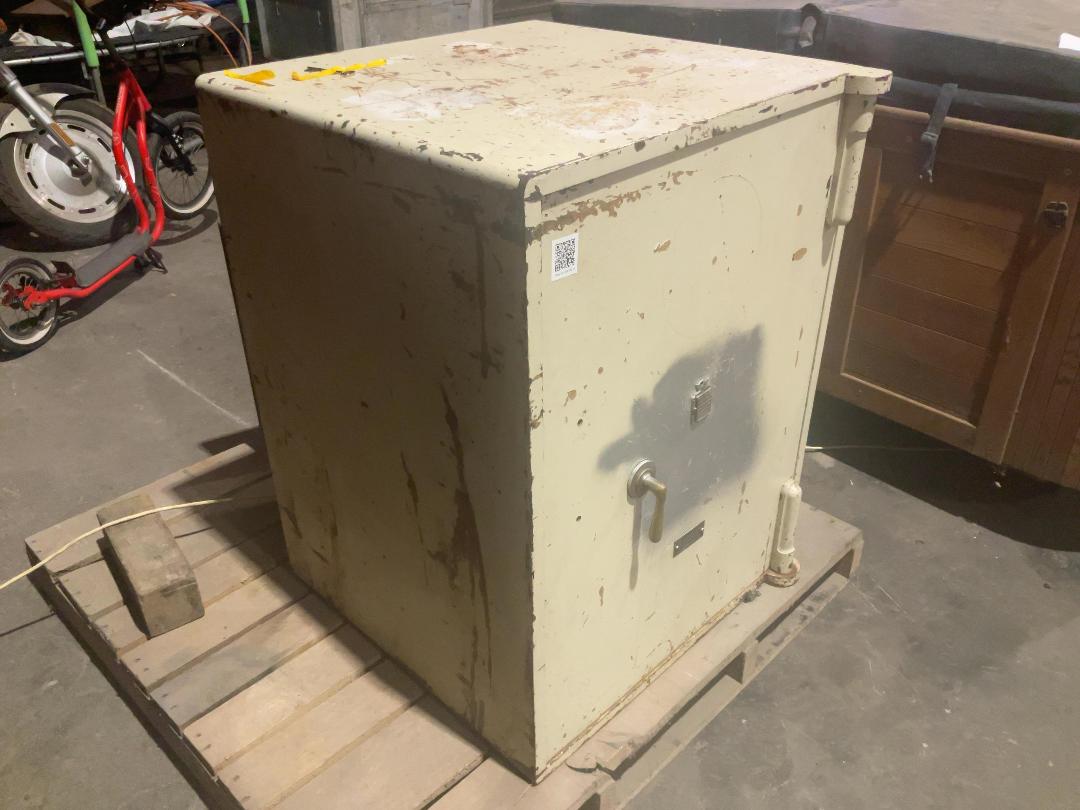Photo '7' of Vintage Milners Safe
