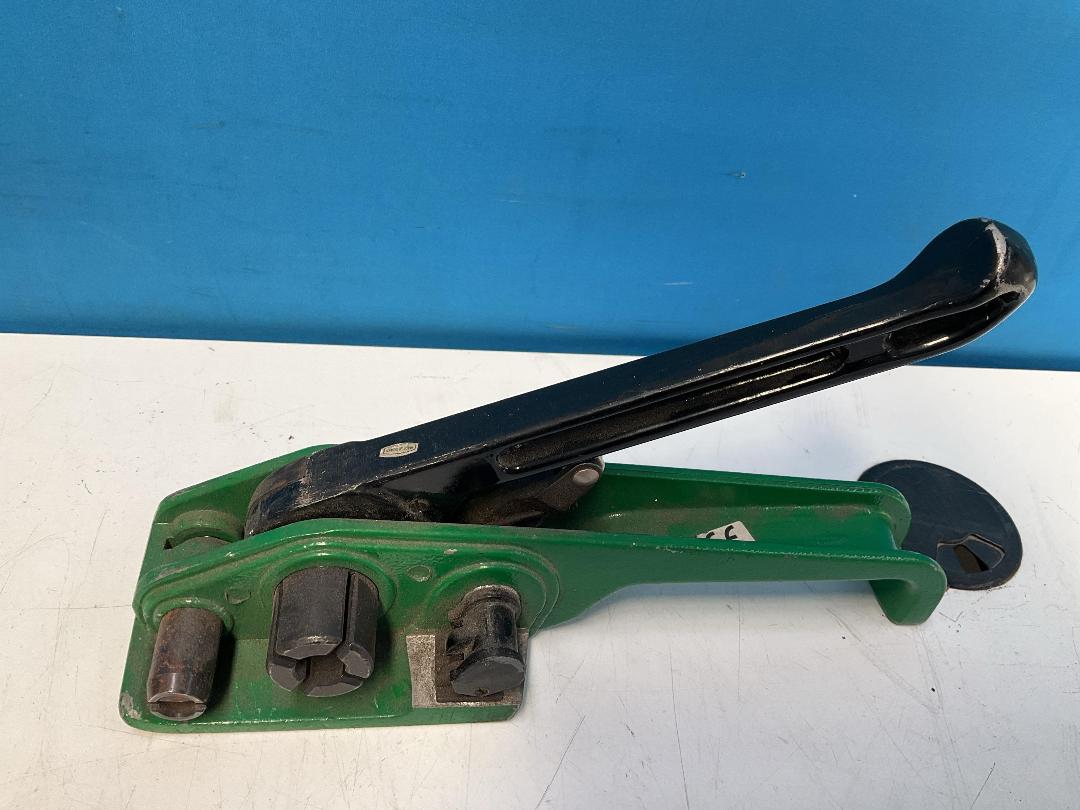 Photo '28' of Miscellaneous Garage Items - Engine Degreaser, Super Resin Polish Etc