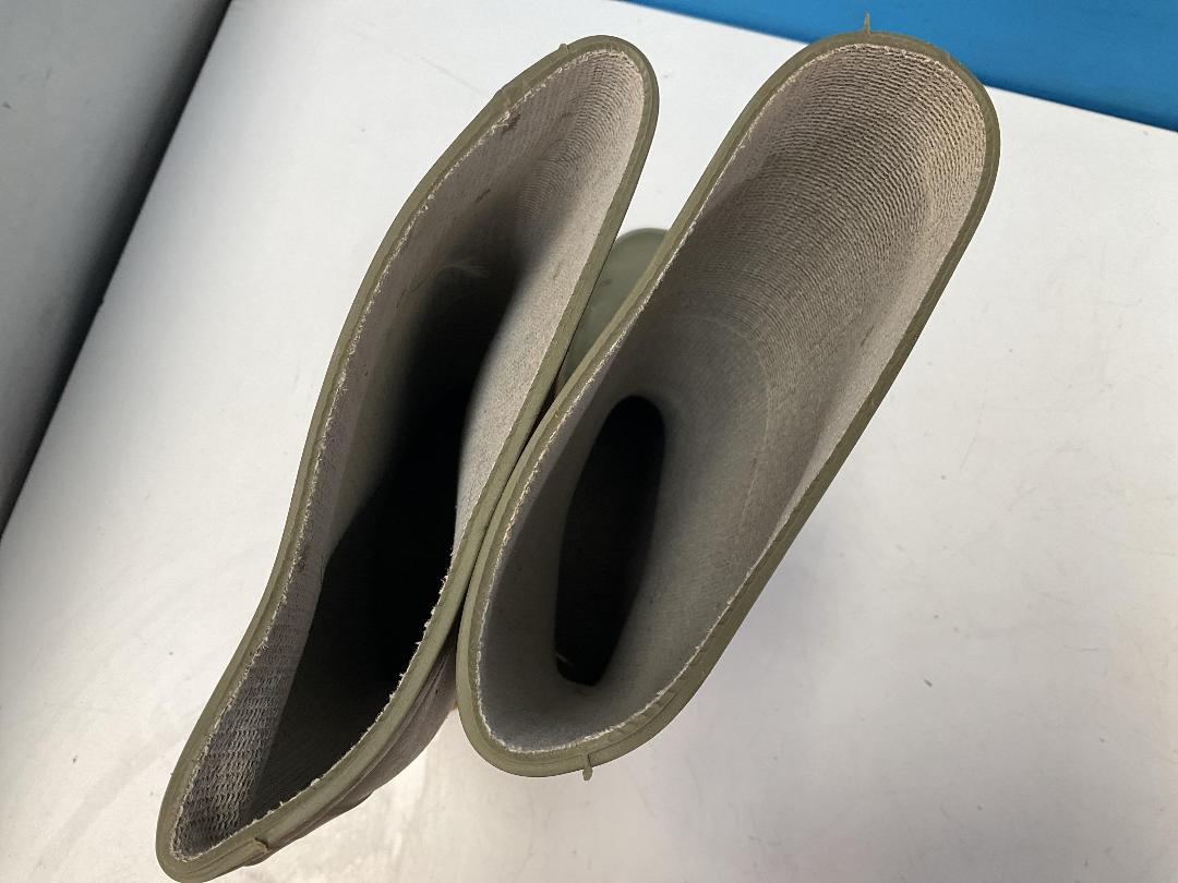 Photo '25' of Garage Items - Gumboots, Jerry Can, Caulking Gun Etc