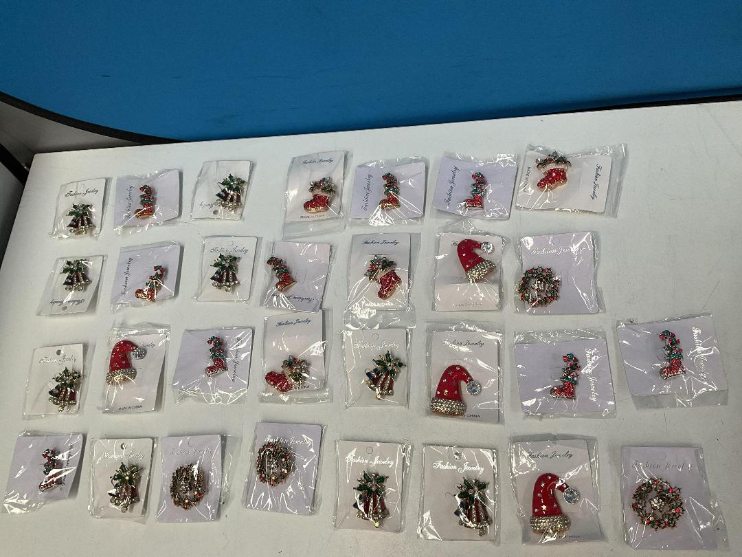 Photo '6' of 30x Christmas Themed Brooches *New* Photo '6' of 30x Christmas Themed Brooches *New*