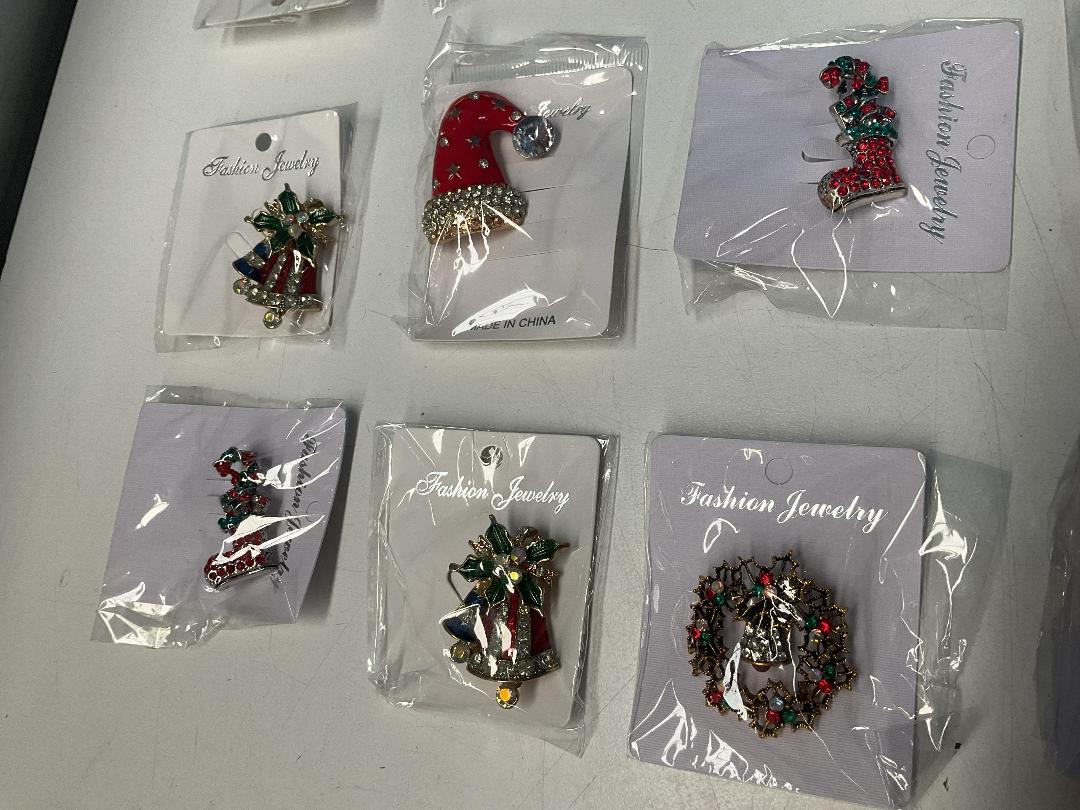Photo '3' of 30x Christmas Themed Brooches *New* Photo '3' of 30x Christmas Themed Brooches *New*