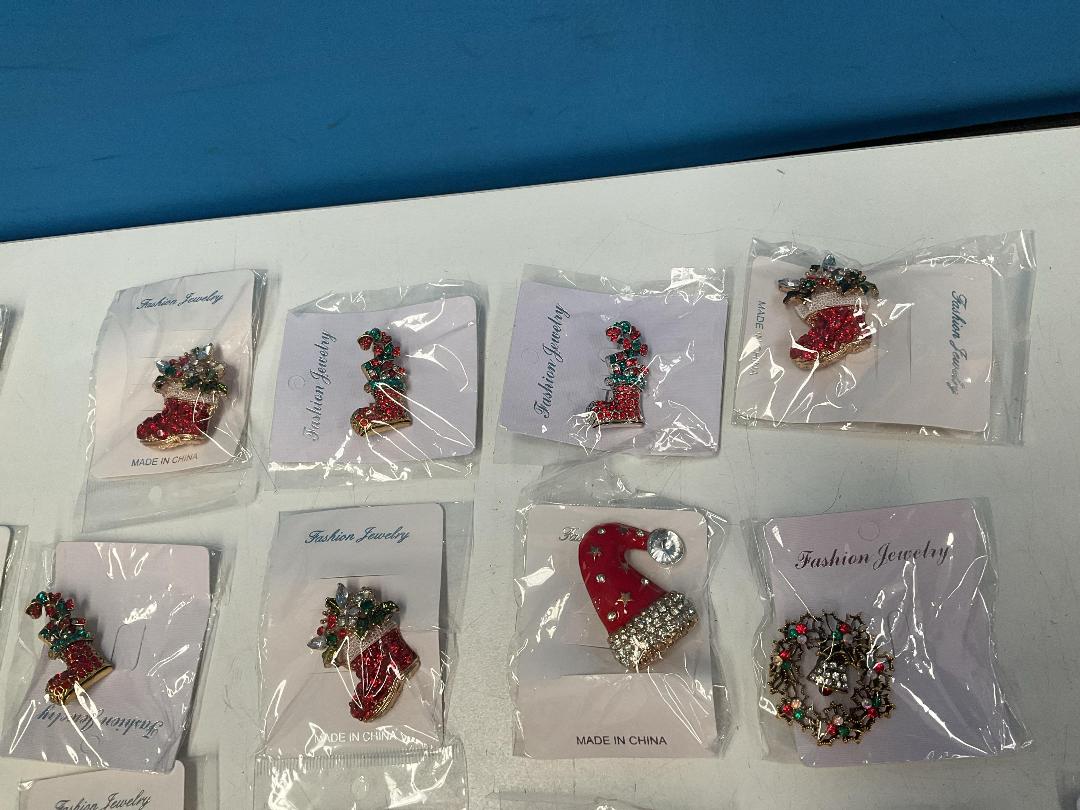 Photo '4' of 30x Christmas Themed Brooches *New* Photo '4' of 30x Christmas Themed Brooches *New*