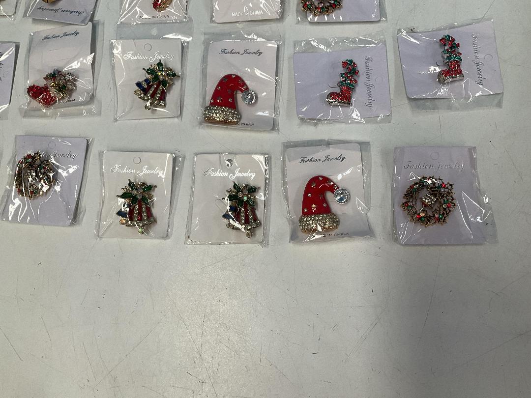 Photo '5' of 30x Christmas Themed Brooches *New* Photo '5' of 30x Christmas Themed Brooches *New*