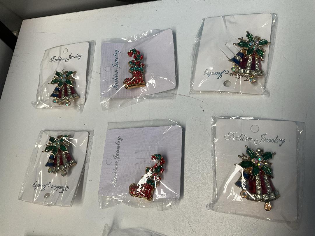 Photo '2' of 30x Christmas Themed Brooches *New* Photo '2' of 30x Christmas Themed Brooches *New*