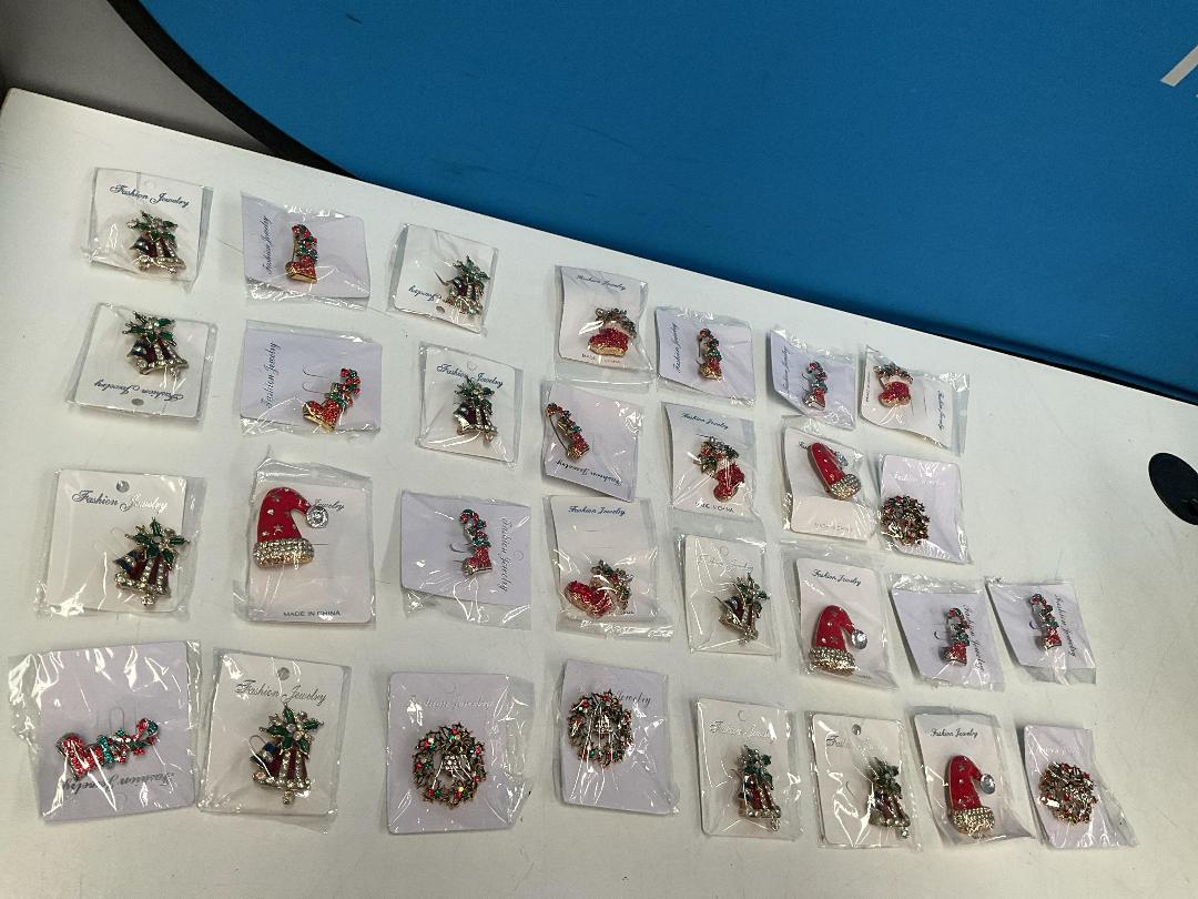 Photo '7' of 30x Christmas Themed Brooches *New* Photo '7' of 30x Christmas Themed Brooches *New*