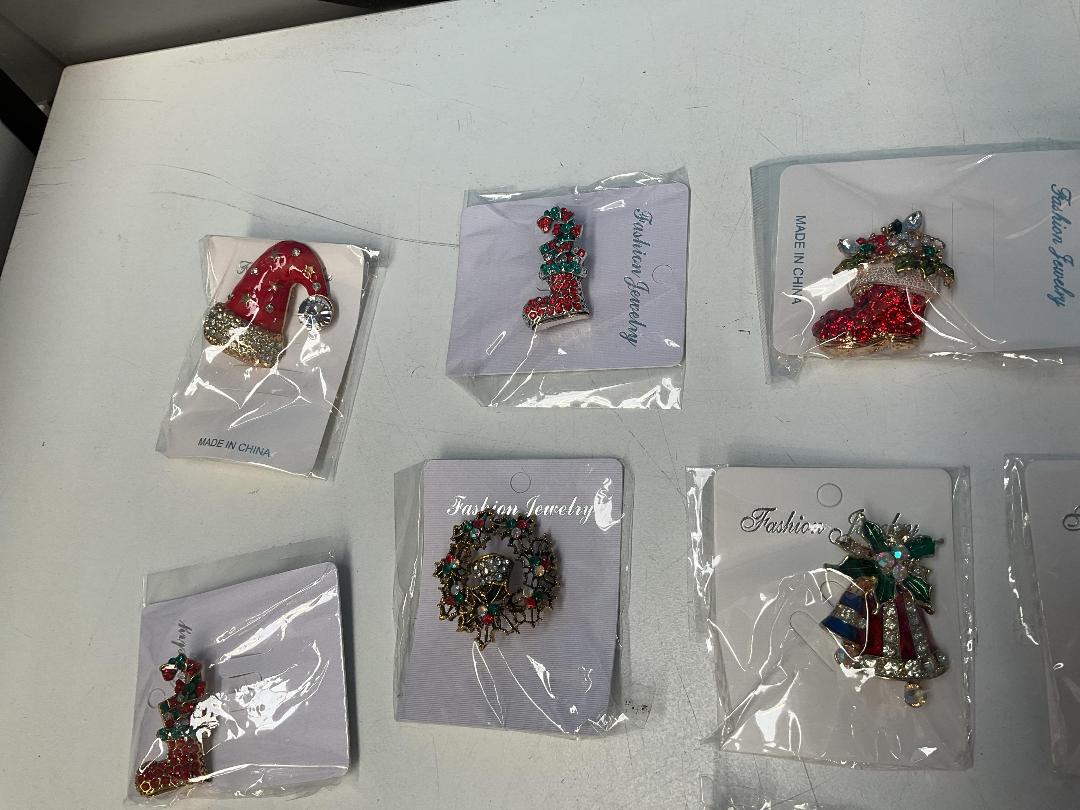 Photo '2' of 37x Christmas Themed Brooches *New* Photo '2' of 37x Christmas Themed Brooches *New*