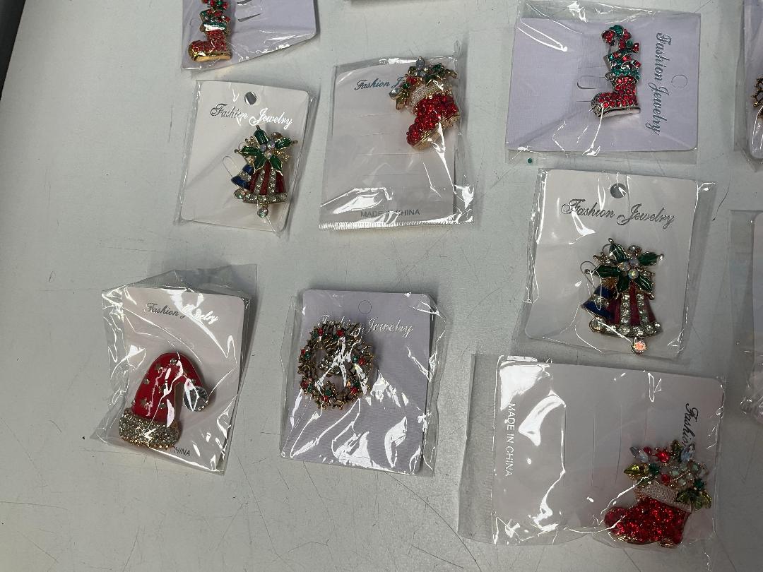 Photo '3' of 37x Christmas Themed Brooches *New* Photo '3' of 37x Christmas Themed Brooches *New*