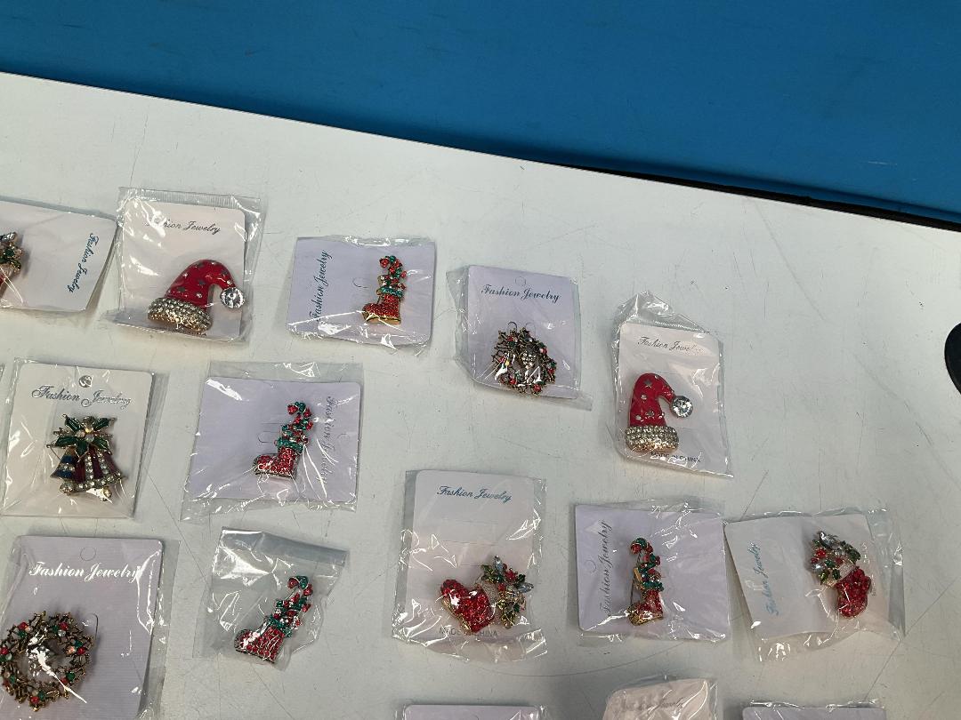 Photo '4' of 37x Christmas Themed Brooches *New* Photo '4' of 37x Christmas Themed Brooches *New*
