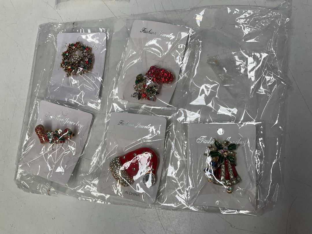 Photo '6' of 37x Christmas Themed Brooches *New* Photo '6' of 37x Christmas Themed Brooches *New*