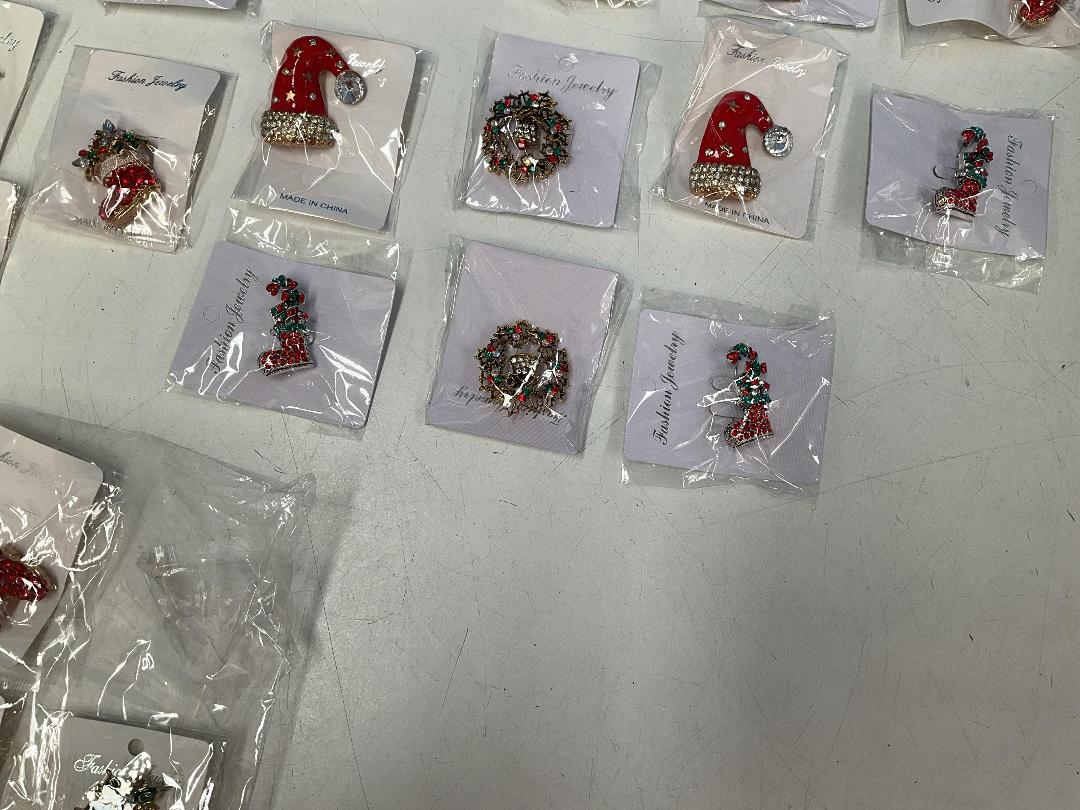 Photo '5' of 37x Christmas Themed Brooches *New* Photo '5' of 37x Christmas Themed Brooches *New*