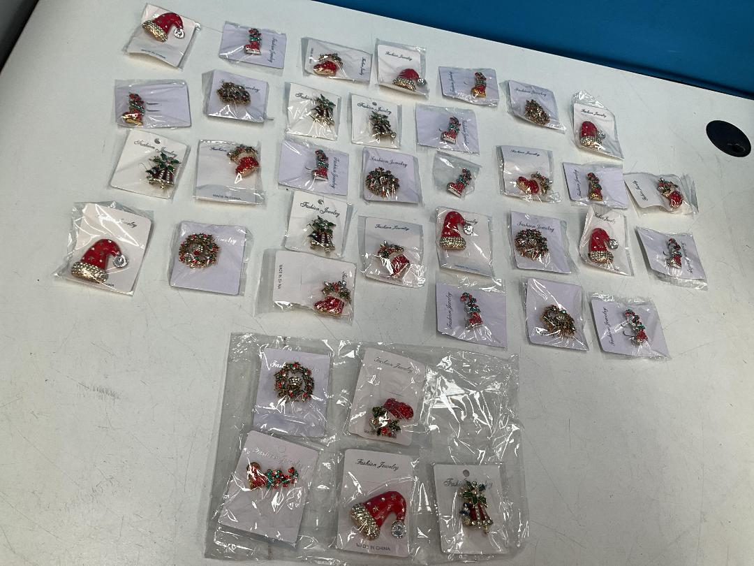 Photo '7' of 37x Christmas Themed Brooches *New* Photo '7' of 37x Christmas Themed Brooches *New*