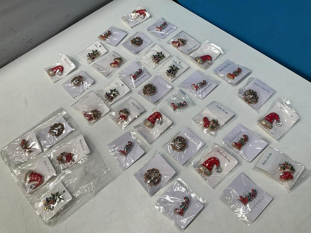 Photo '8' of 37x Christmas Themed Brooches *New* Photo '8' of 37x Christmas Themed Brooches *New*