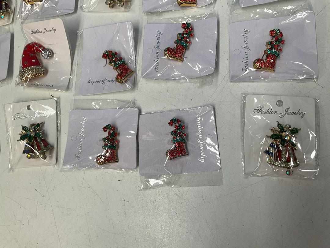 Photo '5' of 40x Christmas Themed Brooches *New* Photo '5' of 40x Christmas Themed Brooches *New*