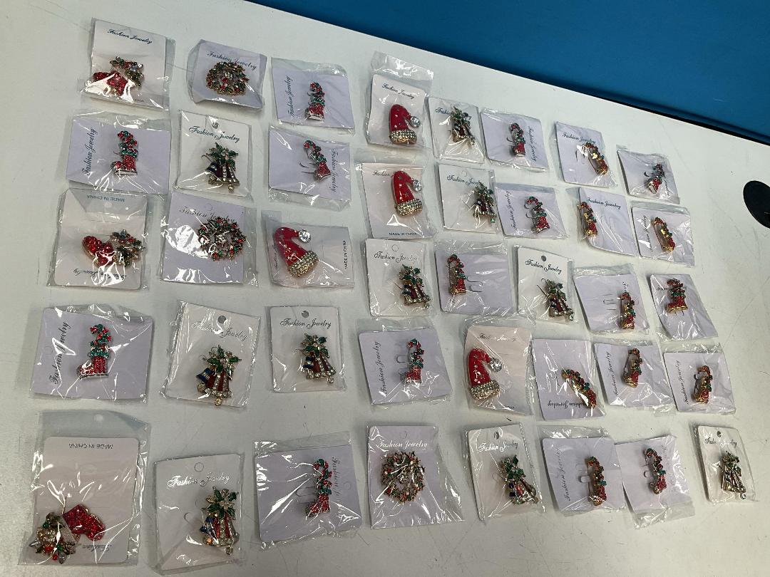 Photo '6' of 40x Christmas Themed Brooches *New* Photo '6' of 40x Christmas Themed Brooches *New*