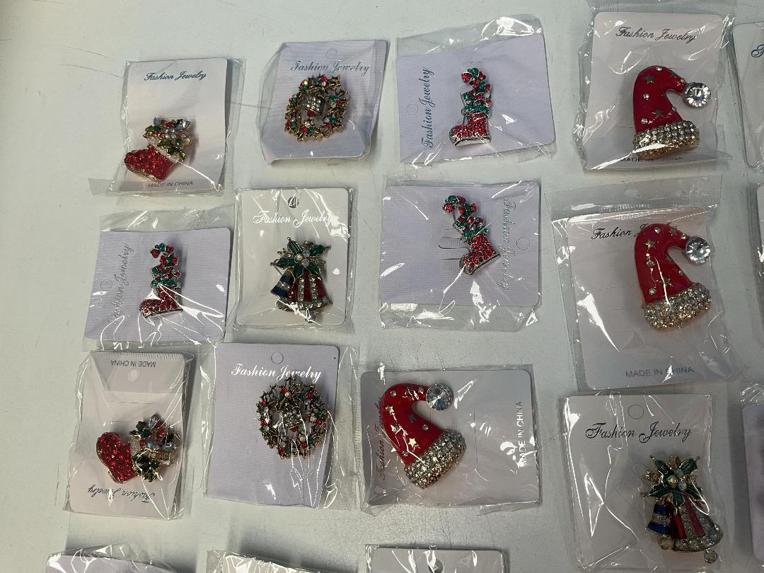 Photo '2' of 40x Christmas Themed Brooches *New* Photo '2' of 40x Christmas Themed Brooches *New*