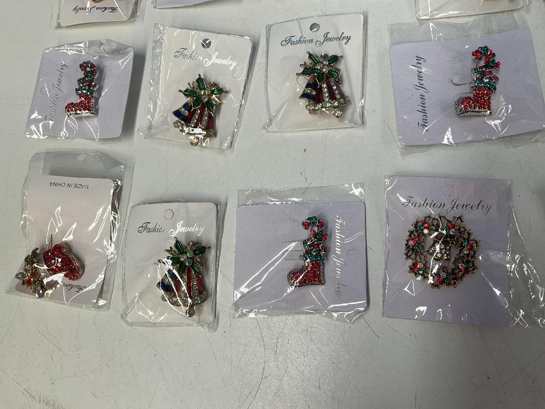 Photo '3' of 40x Christmas Themed Brooches *New* Photo '3' of 40x Christmas Themed Brooches *New*