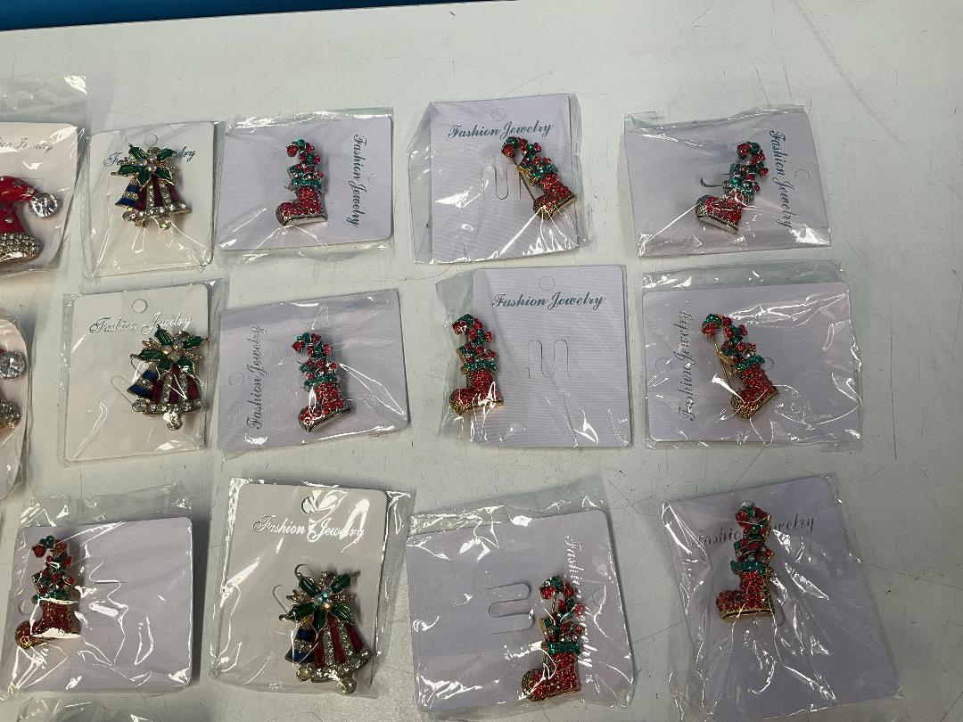 Photo '4' of 40x Christmas Themed Brooches *New* Photo '4' of 40x Christmas Themed Brooches *New*