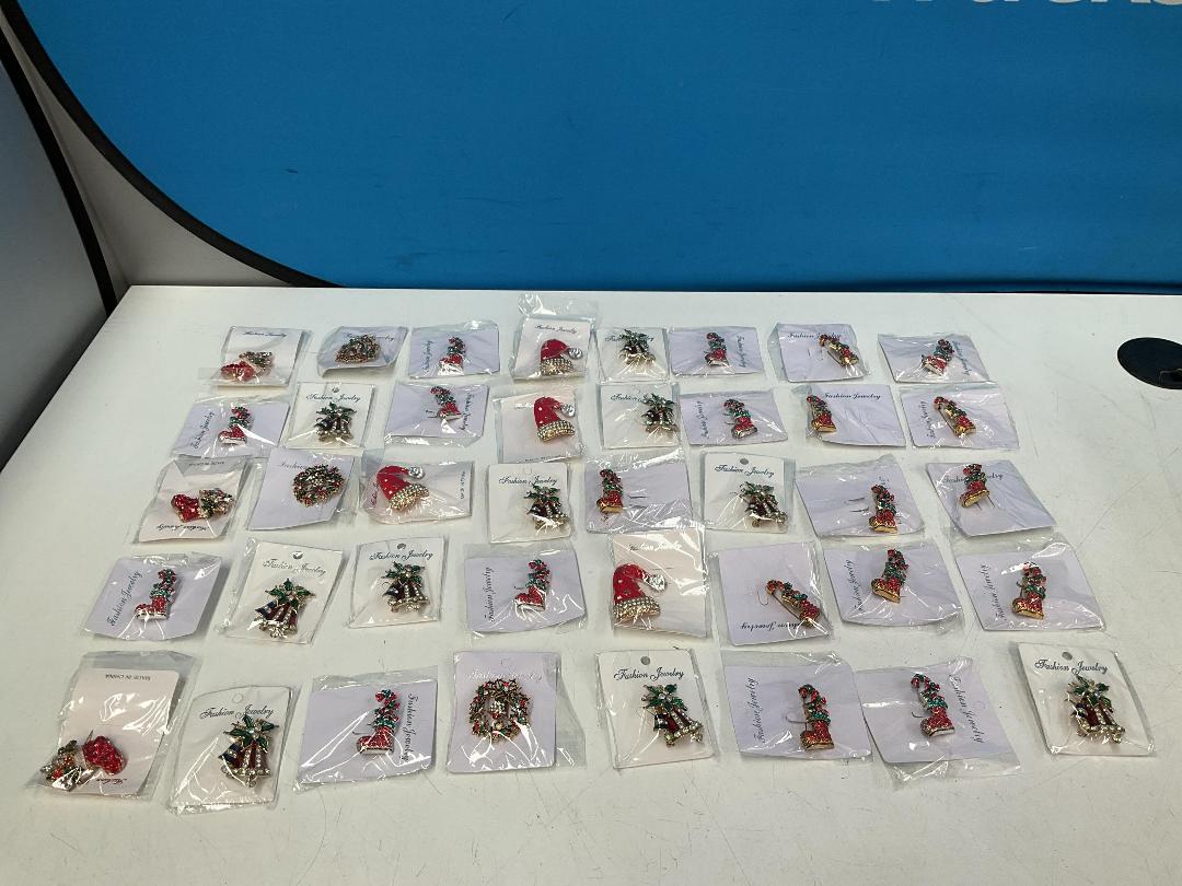 Photo '7' of 40x Christmas Themed Brooches *New* Photo '7' of 40x Christmas Themed Brooches *New*