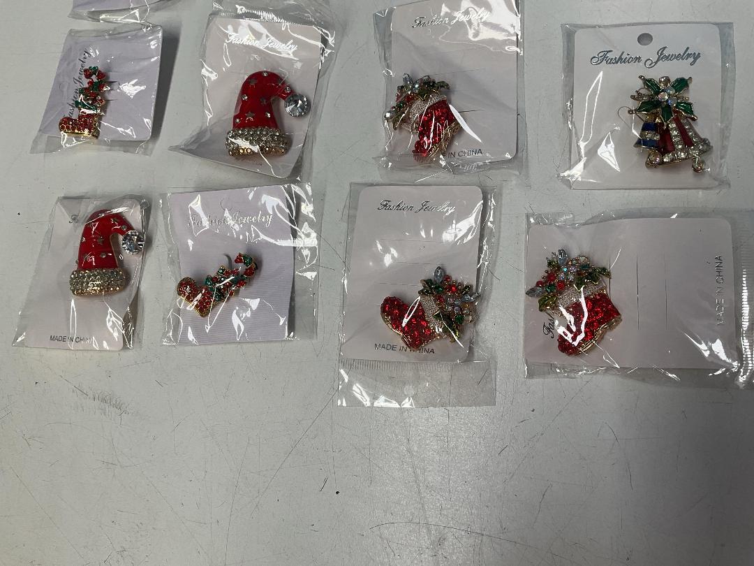 Photo '3' of 40x Christmas Themed Brooches *New* Photo '3' of 40x Christmas Themed Brooches *New*