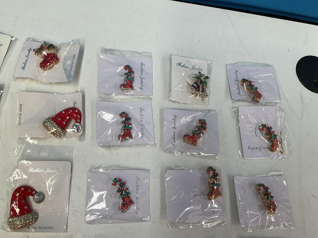 Photo '4' of 40x Christmas Themed Brooches *New* Photo '4' of 40x Christmas Themed Brooches *New*