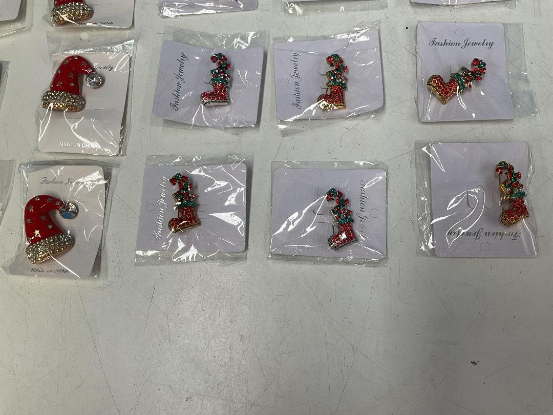 Photo '5' of 40x Christmas Themed Brooches *New* Photo '5' of 40x Christmas Themed Brooches *New*