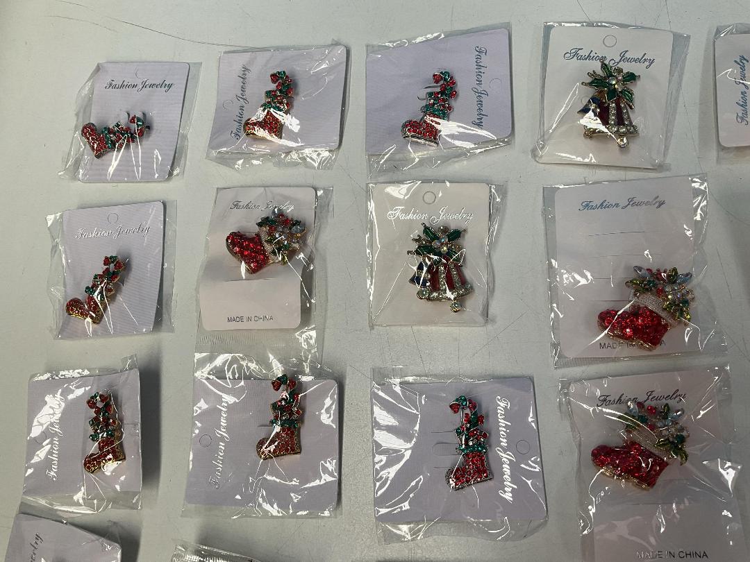 Photo '2' of 40x Christmas Themed Brooches *New* Photo '2' of 40x Christmas Themed Brooches *New*