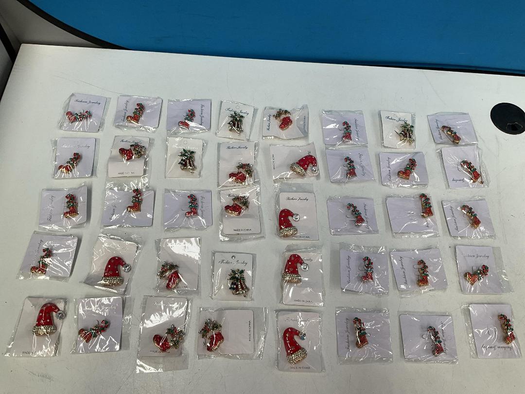 Photo '7' of 40x Christmas Themed Brooches *New* Photo '7' of 40x Christmas Themed Brooches *New*
