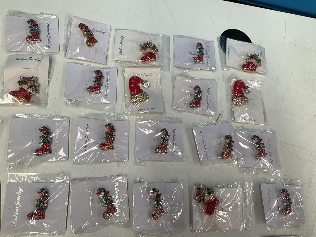 Photo '4' of 65x Christmas Themed Brooches *New* Photo '4' of 65x Christmas Themed Brooches *New*