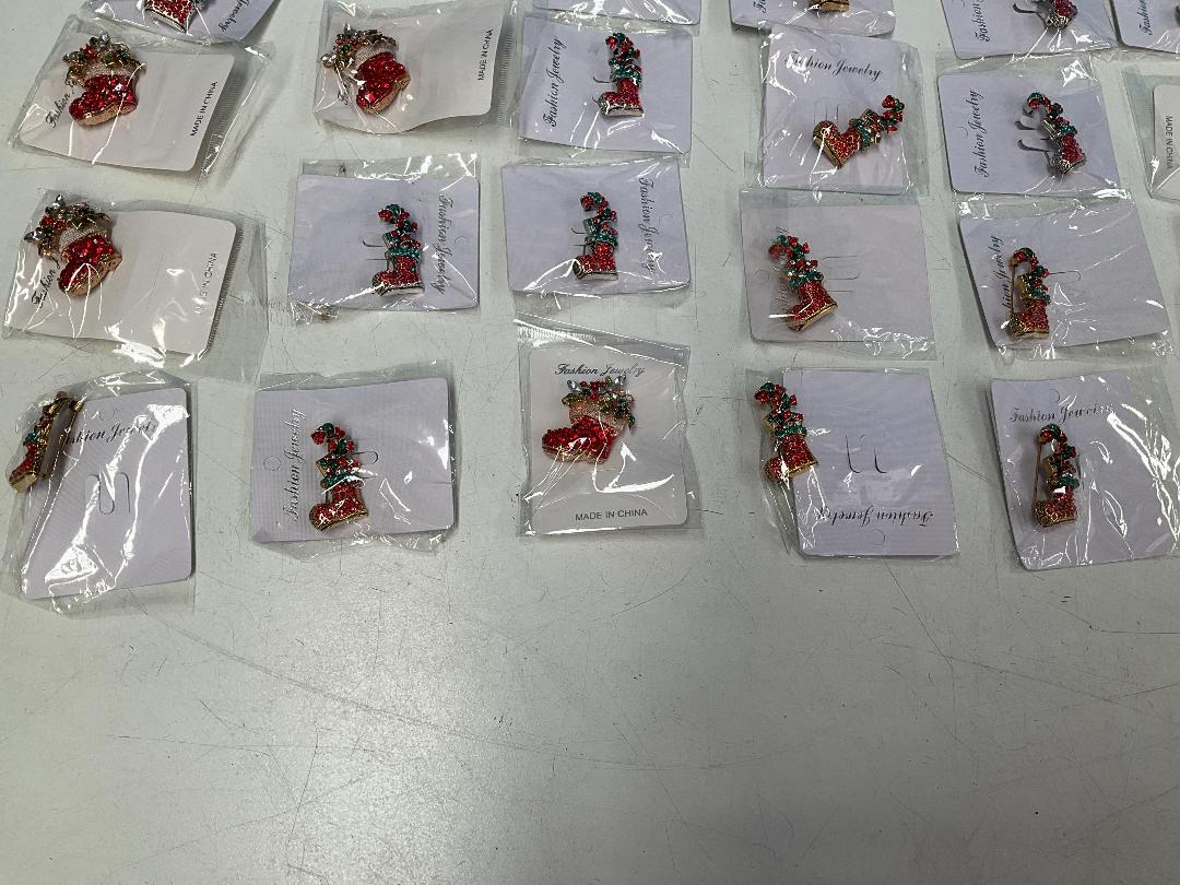 Photo '3' of 65x Christmas Themed Brooches *New* Photo '3' of 65x Christmas Themed Brooches *New*