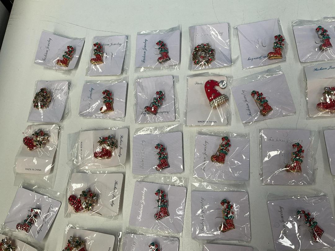 Photo '2' of 65x Christmas Themed Brooches *New* Photo '2' of 65x Christmas Themed Brooches *New*