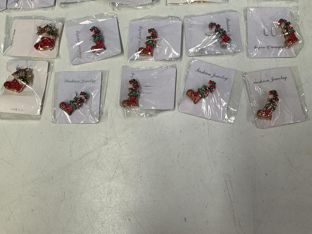 Photo '5' of 65x Christmas Themed Brooches *New* Photo '5' of 65x Christmas Themed Brooches *New*